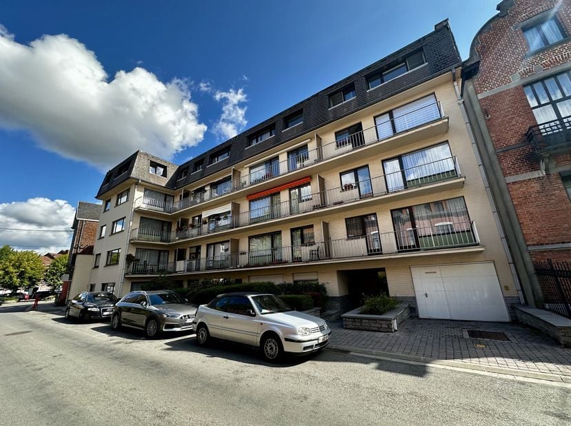 Dans le centre d'Enghien, à 2' de la gare et du parc, appartement au 4ème étage avec ascenseur, comprenant hall d'entrée, wc séparé, séjour, cuisine é