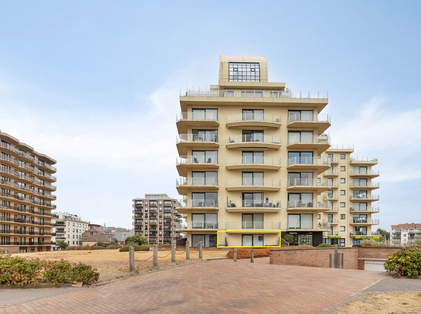 In de residentie Europan bevindt zich dit aangename gelijkvloersappartement op een uitstekende locatie, vlakbij de Esplanade, het strand en het centru