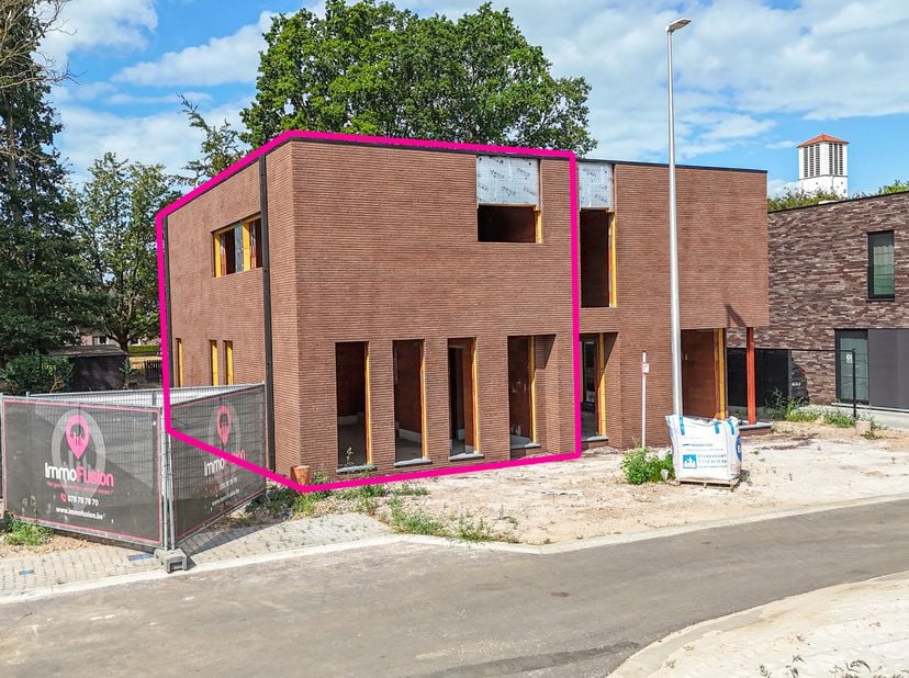 Elke zondag welkom op ons kantoor van 10u-12u voor meer info over de nieuwbouwprojecten! <br />
Moderne nieuwbouwwoning in ruwbouw (HOB) met 3 slpks,