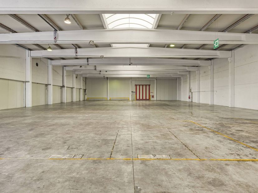Divers entrepôts à louer dans la zone industrielle de Kuurne d'une superficie de 500 m² à 4 000 m². <br />
<br />
Spécifications : <br />
- Sol en bét