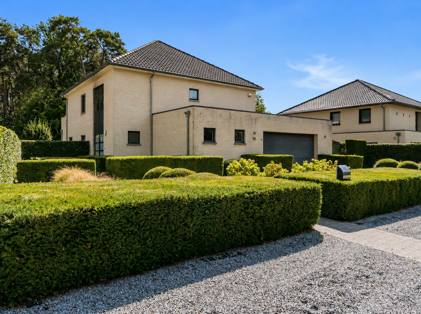 Stijlvolle villa met royale leefruimtes en prachtige volwassen tuin in Maasmechelen<br />
Rust, ruimte en verfijnd wooncomfort komen samen in deze ver