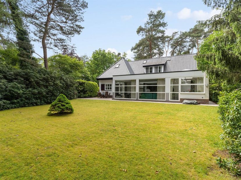 Instapklare, deels gerenoveerde 3slpk woning op gegeerde locatie<br />
Gelegen in een bijzonder rustige en kindvriendelijke residentiële straat, midde