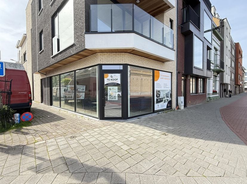 Instapklaar handelsgelijkvoers van 55m² gelegen op een strategische hoek in een kleinschalige residentie "Pigeon" - commerciële invalsweg tussen Ooste