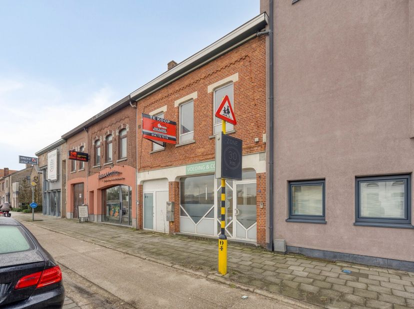 Dit handelspand van 77 m² is uitstekend gelegen aan de Diestersteenweg, op wandelafstand van winkels, openbaar vervoer, eetgelegenheden en scholen. Da