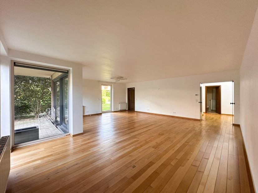 WATERLOO, quartier Faubourg. Magnifique APPARTEMENT (3ch/1sdb/1sdd) avec jardin située dans un quartier prisé à deux pas du centre et de ses commerces