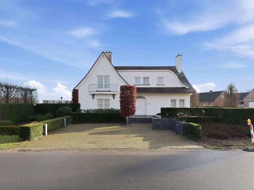 In Alken, langs de Bisschopsweyerstraat ter hoogte van nummer 2, treffen we deze indrukwekkende open bebouwing aan op een uitzonderlijk ruim perceel v