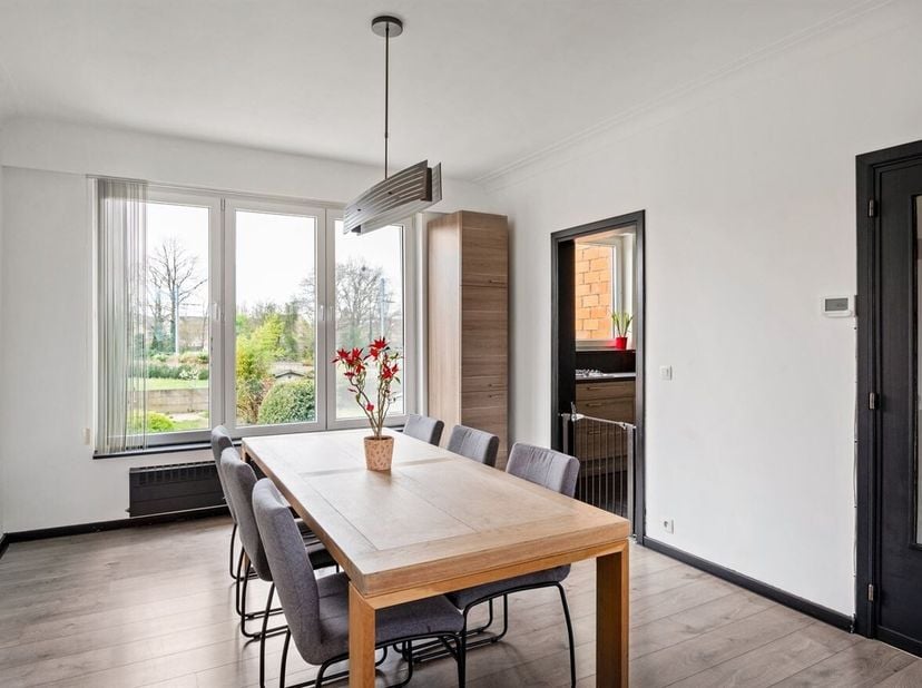 Zeer nette en instapklare woning met 2 grote en 1 kleine slaapkamer, tuin en garage te koop in Ekeren.<br />
Ligging: Ekeren Het Zand, vlakbij het sta