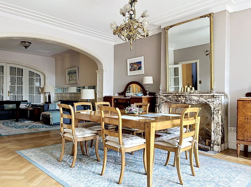 Gelegen tussen het Flageyplein en de Louise-laan, ontdek dit gemeubileerde appartement van 239 m2 (volgens PEB) met 3 slaapkamers en een prachtig terr