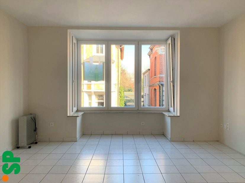 Gerenoveerde studio op de eerste verdieping in het centrum van Geel. <br />
Indeling: Men komt binnen in een inkomhal met hier een apart toilet en de