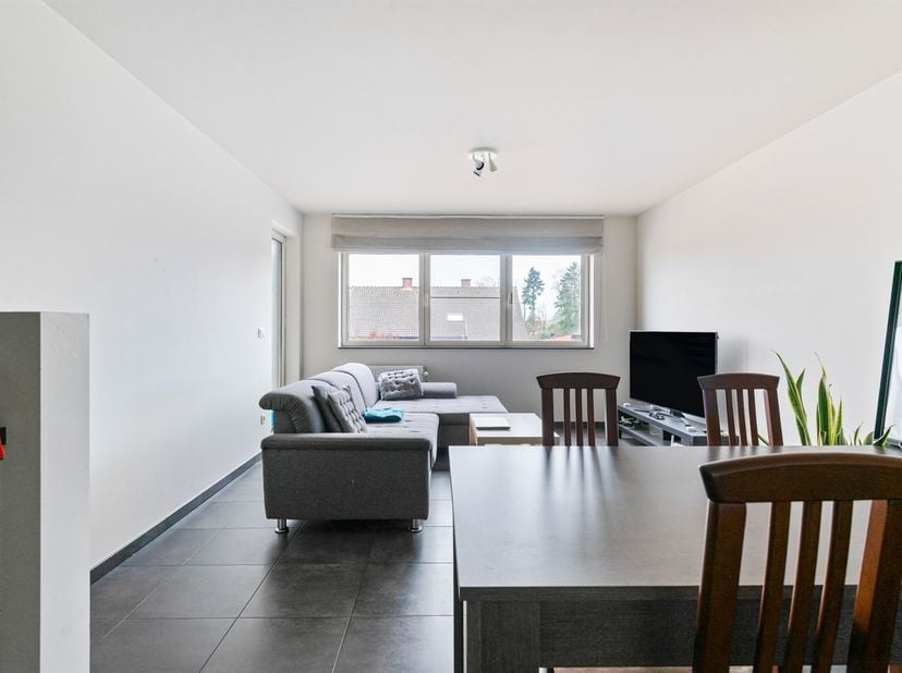 Instapklaar appartement met 2 slaapkamers en autostaanplaats in het centrum van Geel<br />
Dit aangename appartement is gelegen op de eerste verdiepi