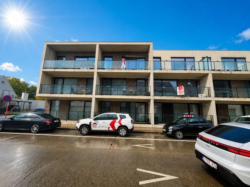 Lichtrijke app met 2 slaapkamers op een gunstige ligging in Roeselare op 2de verdiep met lift. Uitstekende EPC ( energiezuinig wonen) Indeling : Inkom