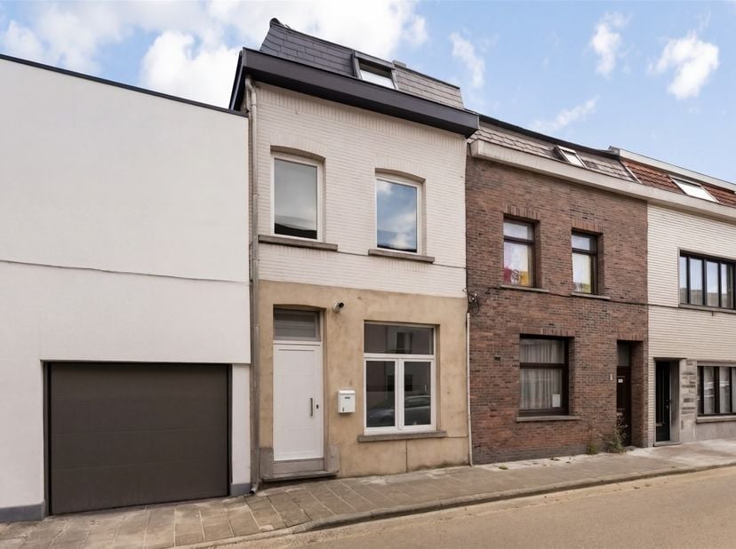 Mooie instapklare woning gelegen op wandelafstand van het centrum en stadspark te Aalst.<br />
De woning omvat op het gelijkvloers een ruime klare le