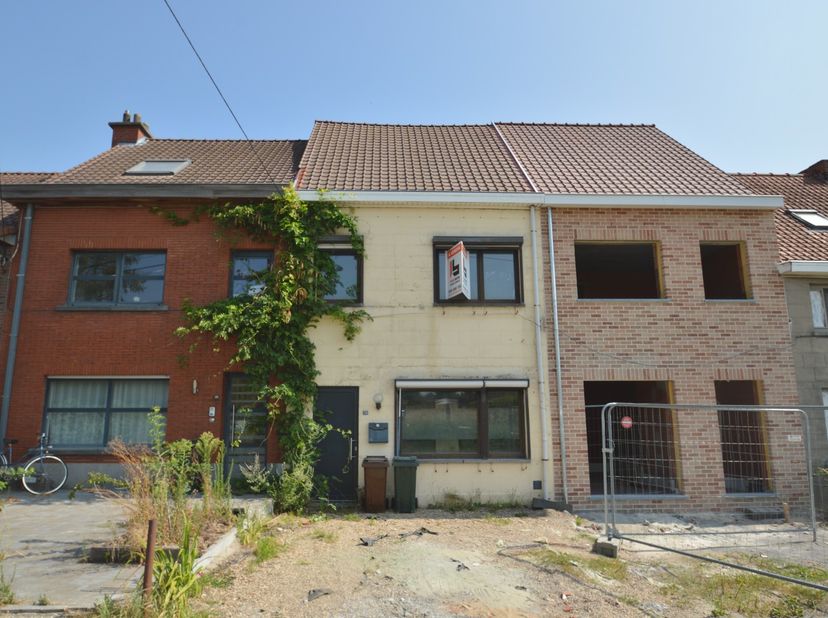 Deze woning bevindt zich aan de stadsrand van Ronse, op een rustige locatie met een prachtig groen uitzicht aan zowel de voor- als achterzijde. Een id