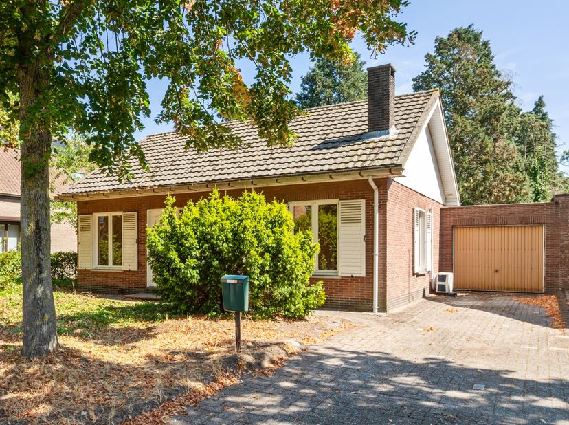 Deze te renoveren laagbouwwoning bevindt zich op een uitstekende locatie vlakbij het centrum van Essen-Horendonk. Winkels, scholen en openbaar vervoer
