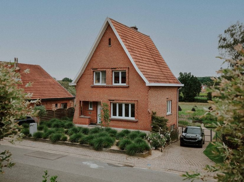 Gezellige ruime woning met grote tuin in Gelrode<br />
<br />
Droom je van rustig wonen in het groen, met alle comfort van een instapklare woning? Dan