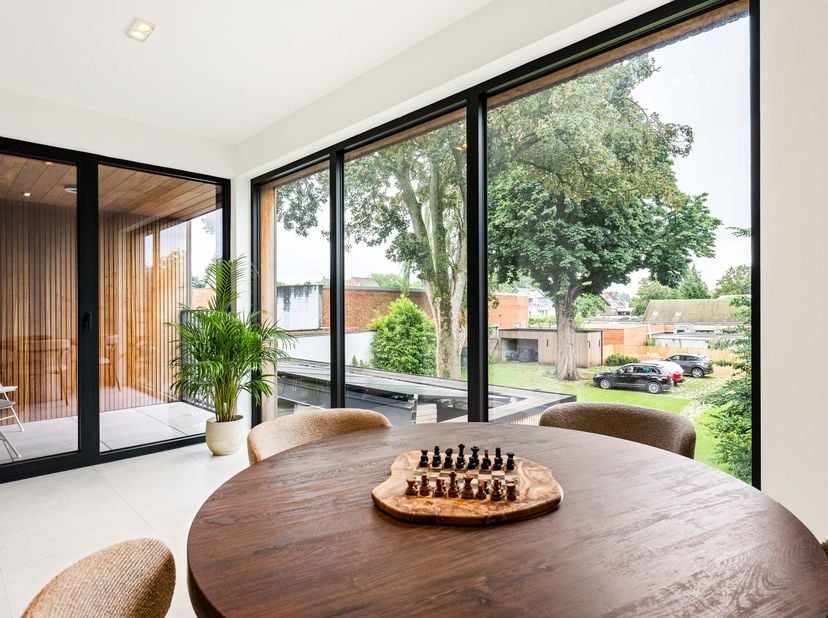 Dit lichtrijke appartement bevindt zich op de eerste verdieping van een karaktervol, volledig gerenoveerd pand in het hart van Wijnegem. Gelegen op de