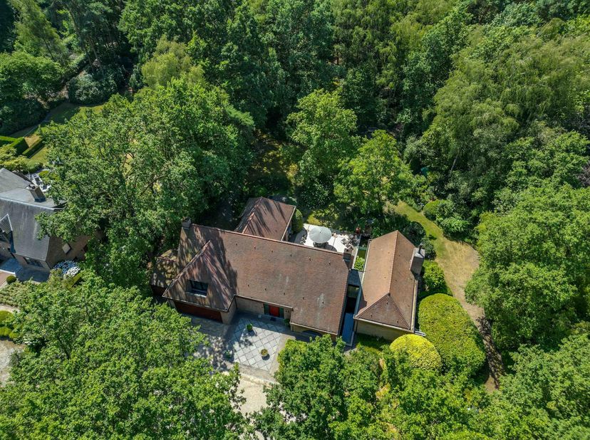 Exclusieve villa met hoogwaardige afwerking en uitzonderlijk wooncomfort op 75 are<br />
Aan de Herebaan-West 93 in Houthalen-Helchteren bevindt zich