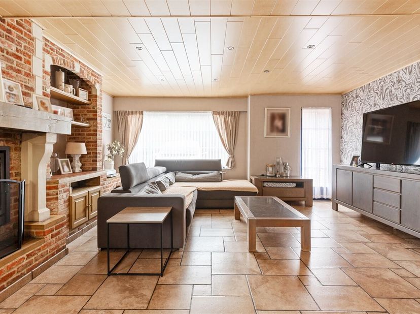 Zeer goed onderhouden woning, volledig gerenoveerd met garage en 3 paardenstallen op ca 1.402 m² grond.<br />
Grenzend aan een uitgestrekt landbouwgeb