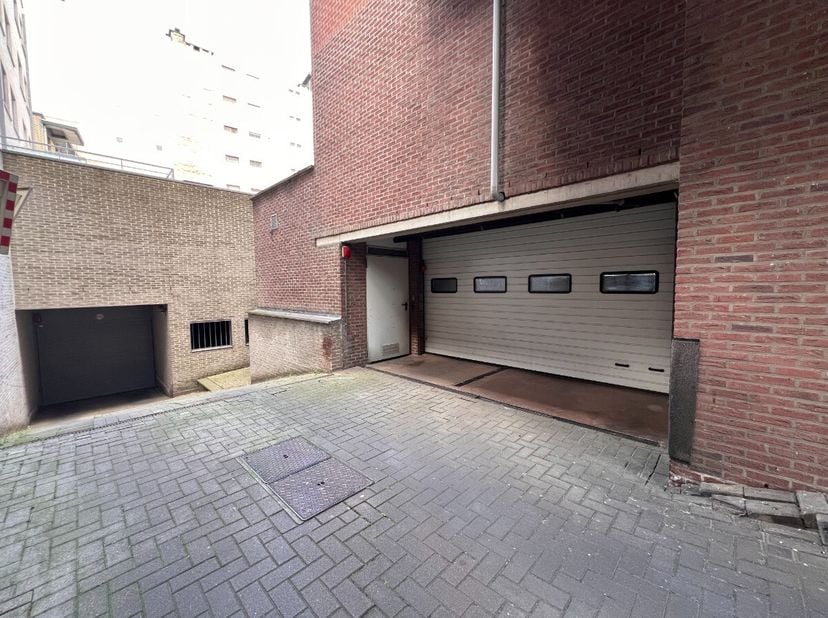 Bent u op zoek naar een veilige en centraal gelegen parkeerplek in het centrum van Genk? Deze ondergrondse autostaanplaats ligt op wandelafstand van w