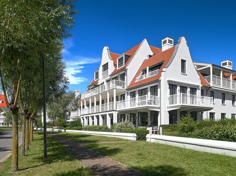 Ontdek dit prachtig gelijkvloerse tuinappartement in een villaresidentie in Duinenwater, gelegen op een uitzonderlijke locatie met een frontaal uitzic