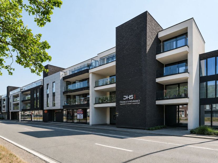 Dit recente handelspand uit 2019 onderscheidt zich door zijn hoogwaardige en luxueuze afwerking. De vele maatkasten, grote raampartijen en hoge plafon