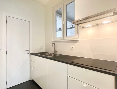                                         Studio te huur in Elsene, € 690

