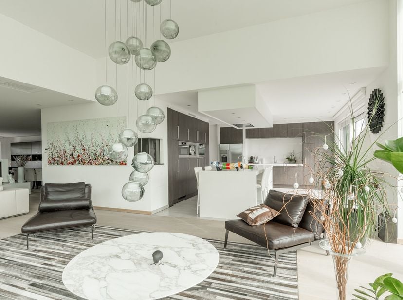 Dit uitzonderlijk ruime en luxueus afgewerkte penthouse combineert een royale woonoppervlakte van maar liefst 234 m² met prachtige terrassen van in to