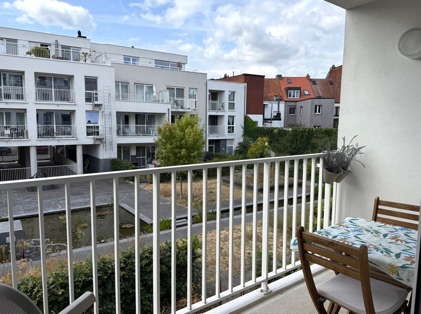 Ontdek dit verzorgd en lichtrijk appartement, gelegen op de eerste verdieping aan de Onze-Lieve-Vrouwstraat 14 te Antwerpen. Dankzij de aangename lich