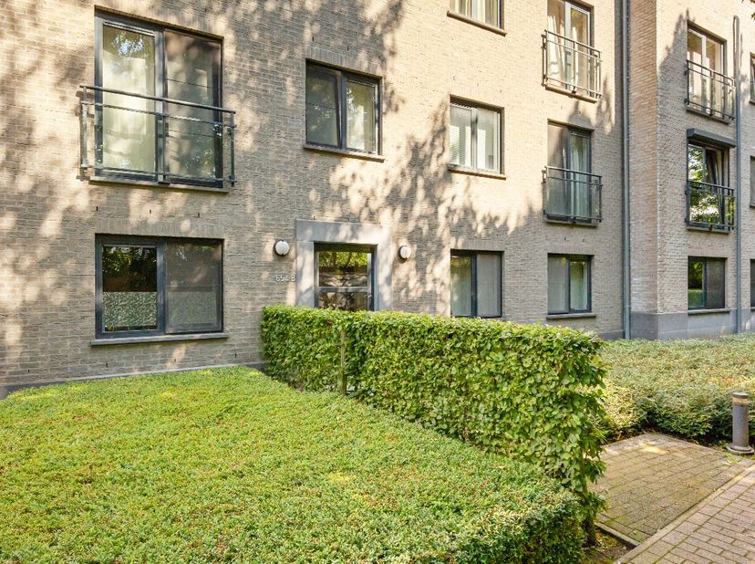 Espace, lumière et sérénité dans un emplacement de choix entre Mortsel et Berchem. Cet appartement prêt à emménager combine un environnement résidenti
