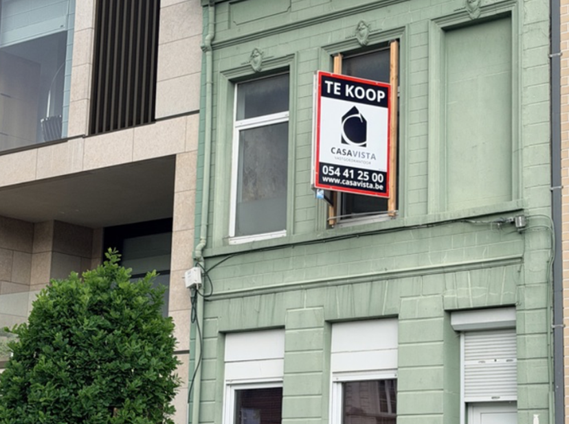 VOORMALIGE BURGERWONING OP TOPLOCATIE LANGS DE GERAARDSBERGSE KAAI. Op één van de aangenaamste plekken van de Oudenbergstad vind je langs de Dender de