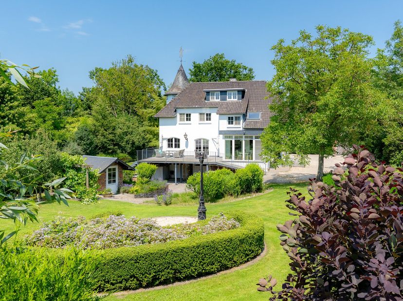 Verscholen in een groene en residentiële omgeving nabij Hasselt bevindt zich deze uitzonderlijke karaktervilla, een eigendom waar architecturale charm