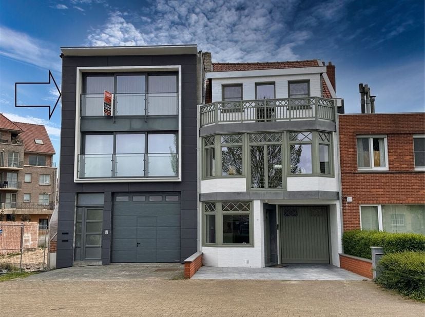 Kleine residentie, dit appartement is gelegen op de 2e/2e verdieping, volledig gerenoveerd in 2024, ± 75 m² bruto vloeroppervlak, gemeubileerd, overlo