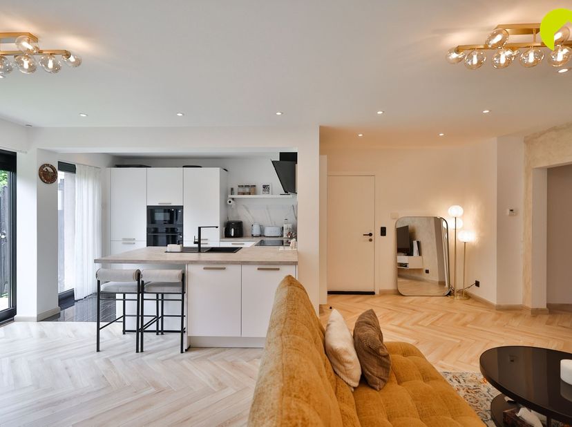 In optie !<br />
<br />
<br />
In een rustige woonwijk te Edegem bieden wij u dit gerenoveerd gelijkvloers appartement aan met 2 slaapkamers en een