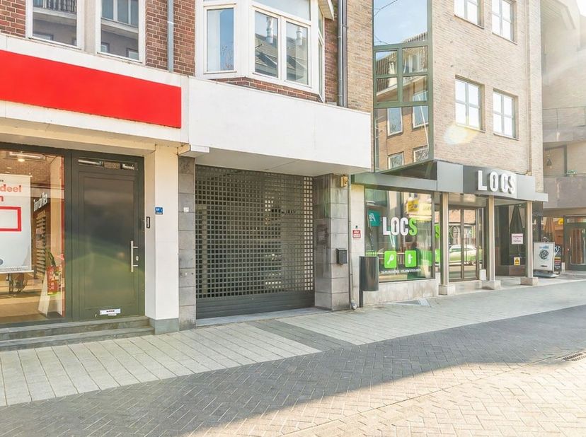 Veelzijdig handelspand op toplocatie in het centrum van Lanaken<br />
<br />
Centraal gelegen met maximale zichtbaarheid<br />
<br />
Dit handelspand