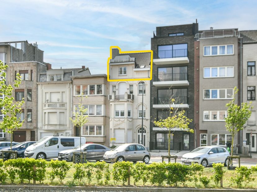 Dit charmante en karaktervolle appartement in het hart van Blankenberge is de perfecte uitvalsbasis voor wie wil genieten van de zee en de sfeer van d