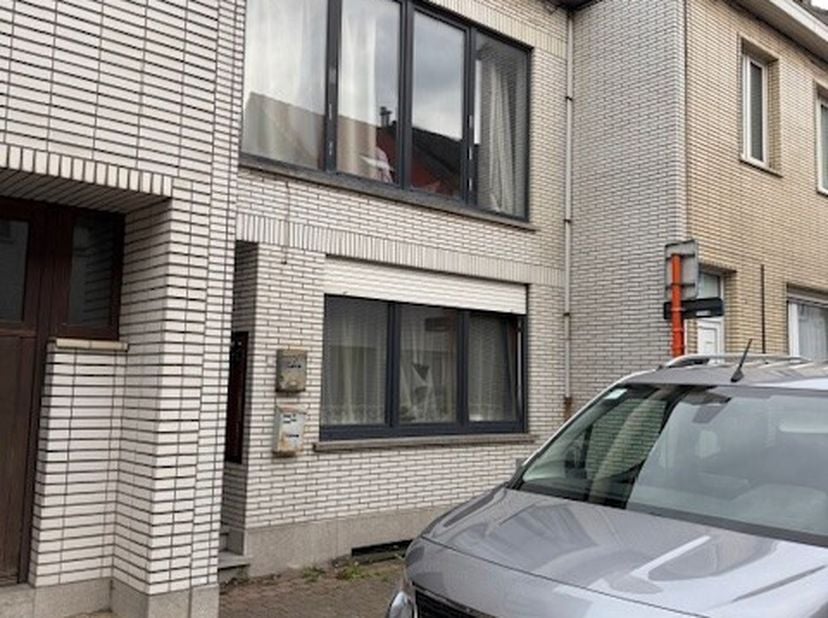 Te renoveren /op te frissen opbrengsteigendom te koop  bestaande uit 2 appartementen met elk 1 slaapkamer.<br />
Kelderverdieping aanwezig. aparte tel