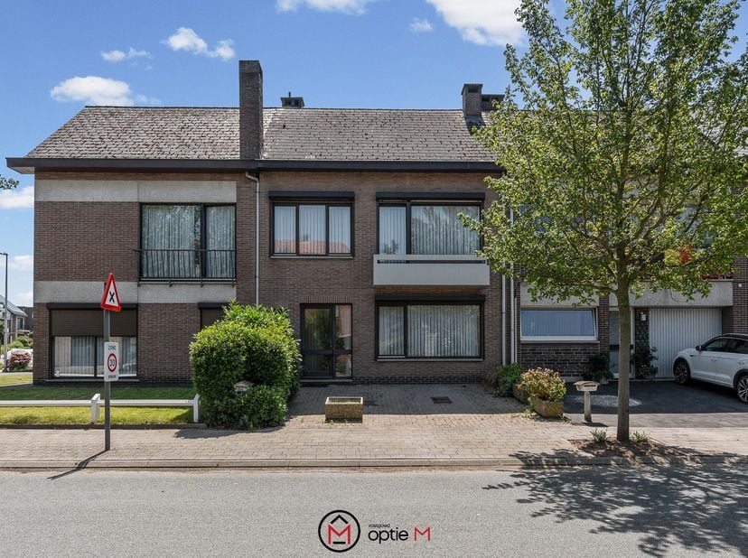 Deze charmante rijwoning is gelegen in een rustige en aangename woonomgeving in Hasselt, waar u geniet van een ideale combinatie van rust, bereikbaarh