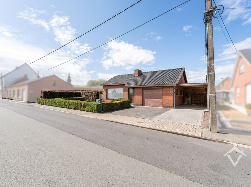 Deze alleenstaande woning is gelegen op een grondoppervlakte van 611 m² en bestaat uit: oprit - carport - inkomhal - toilet - living - keuken - verand