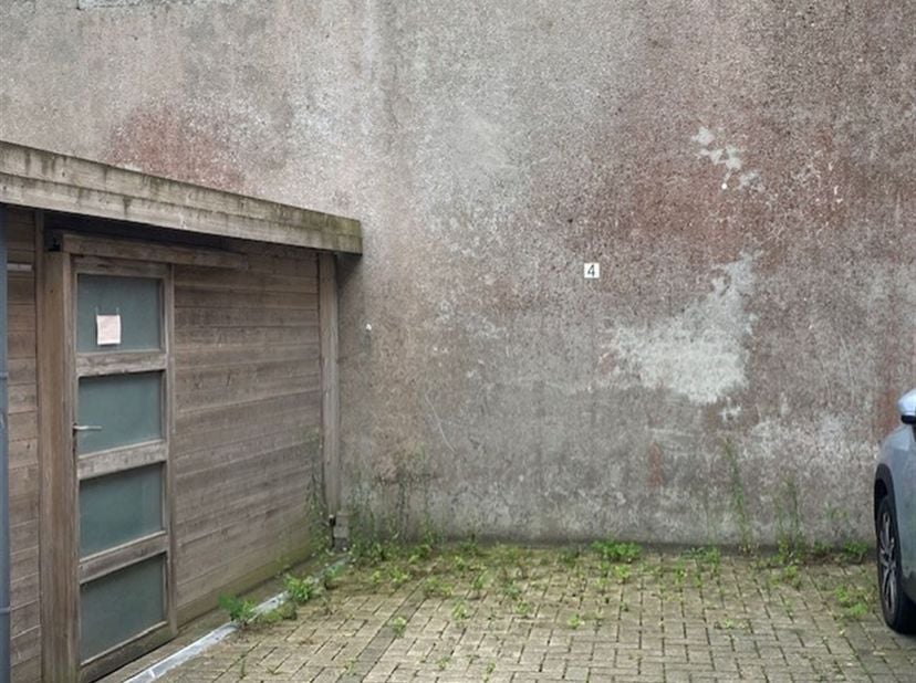 Autostaanplaats op gelijkvloers achteraan Residentie "Zeebries" afgesloten door poort van de openbare weg.<br />
Huurwaarborg: € 150<br />
Vrij vana