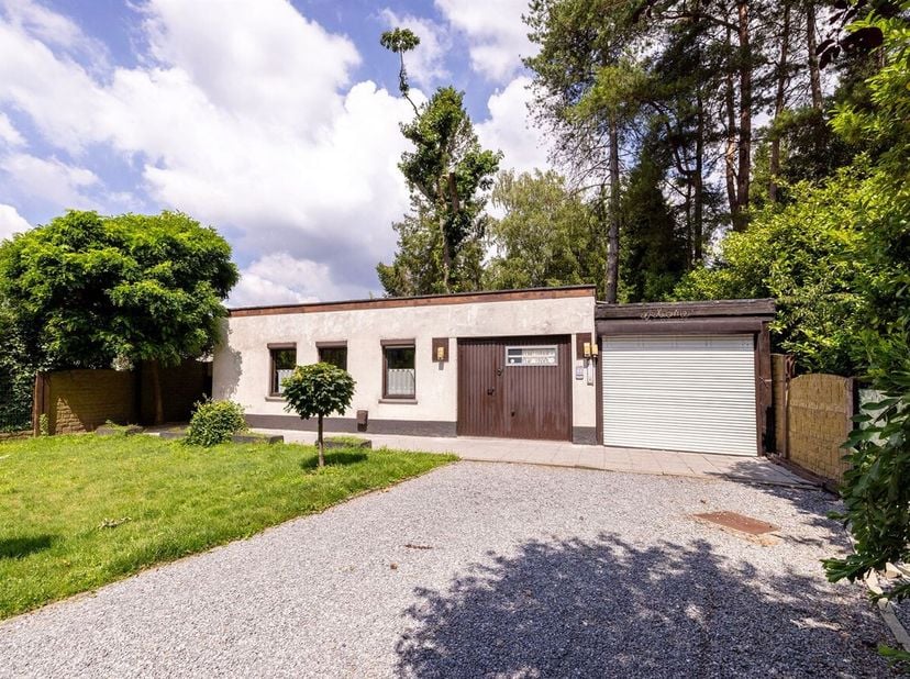Maison de vacances à rénover sur un terrain de 553 m². Située dans un cadre calme et verdoyant à Westmeerbeek, avec toutes les commodités à proximité.