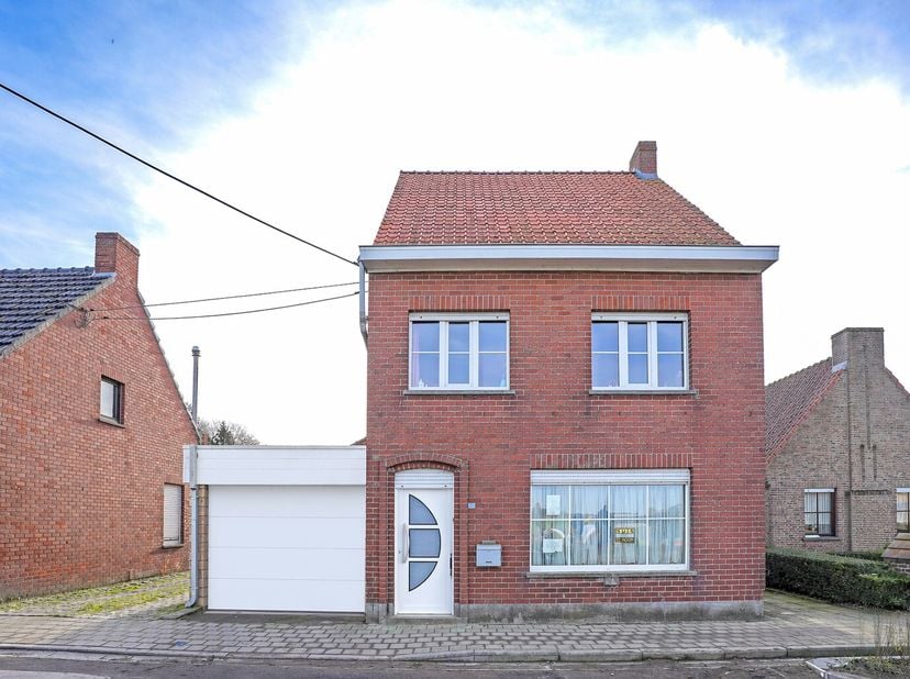Alleenstaande woning met veel potentieel op een perceel van 655 m² te Houthulst<br />
In een rustige, groene omgeving bevindt zich deze alleenstaande