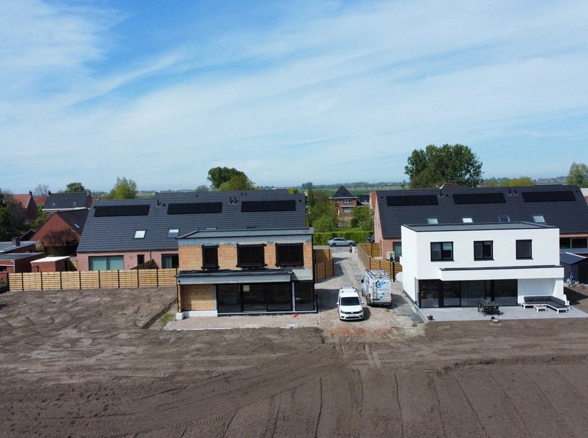 Deze rustig gelegen alleenstaande nieuwbouwwoning met prachtig zicht op de velden heeft een bewoonbare oppervlakte van 195 m² en is gelegen op een gro