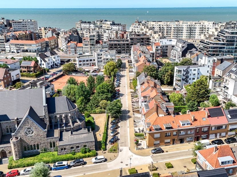 In het hart van Mariakerke bevindt zich deze ruime gesloten bebouwing met een bruikbare vloeroppervlakte van maar liefst 308 m². Deze karaktervolle wo