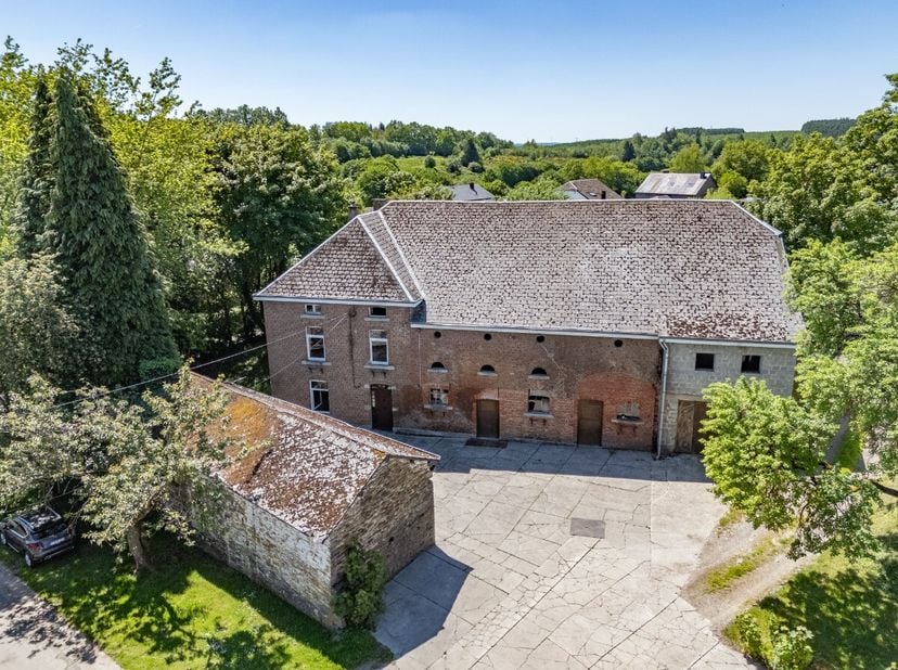 Lagence ERA BLUX a le plaisir de vous présenter cette maison 4 façades située à Sommerain 70, dans la commune de Houffalize. Elle offre 3 chambres à c