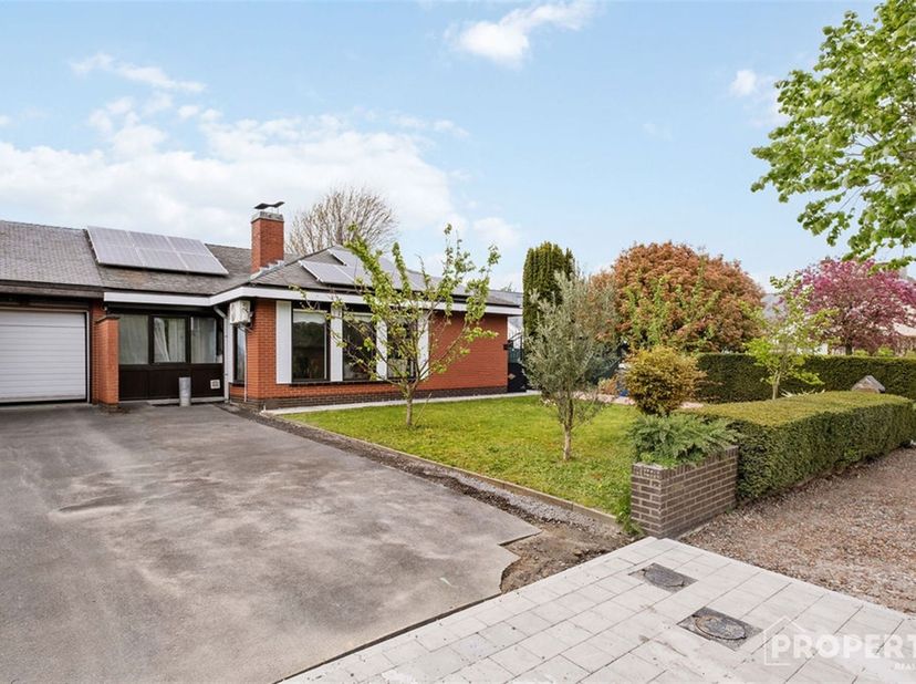 Bungalow in BISSEGEM MET MODERNE uitstraling<br />
 !! <br />
Welkom in deze gezinswoning gelegen in de rustige wijk Bissegem. Dit eigentijdse pand pr
