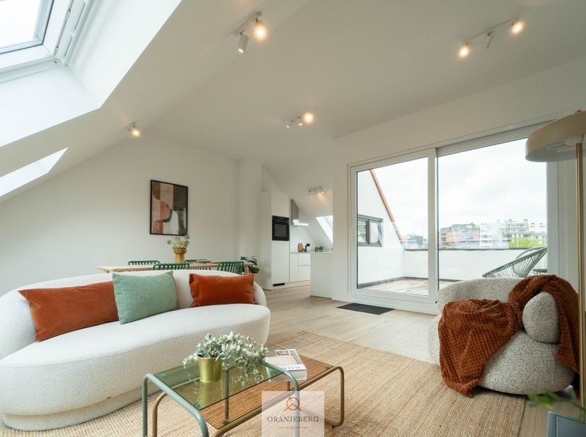 Dit stijlvol duplex-appartement is uitstekend gelegen aan de Edward Pynaertkaai, op een centrale locatie aan de rand van Gent-centrum. Het appartement
