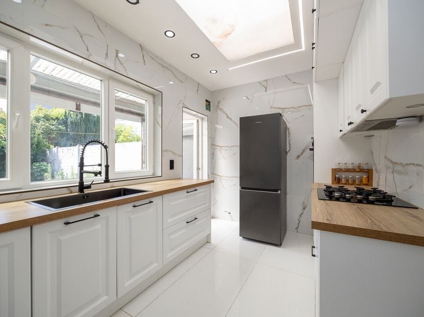 Recent gerenoveerde woning met zonnige tuin in rustige wijk in Deurne<br />
LOCATIE<br />
Wie op zoek is naar een rustige woonomgeving zonder in te bo