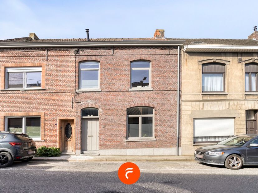 Lichtrijke woning met tal van authentieke elementen. Rustig gelegen vlakbij het centrum van Lauwe en de Leie. Het huis omvat een inkom, gezellige en l