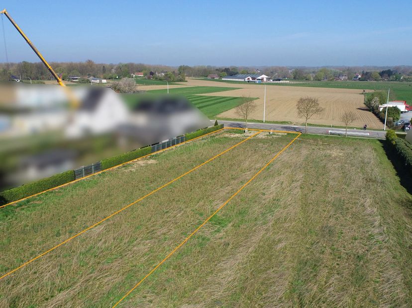 Zoekt u een centraal gelegen bouwgrond met gunstige zuidwest oriëntatie, vlotte bereikbaarheid en groen zicht achteraan? Dan zal deze u zeker en vast