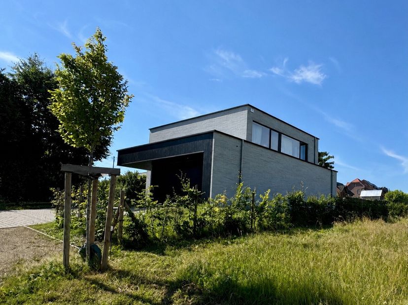 Deze luxueus afgewerkte nieuwbouwvilla is ideaal gelegen in Hoeilaart op een perceel van ca. 8 are, vlakbij het station, belangrijke invalswegen richt
